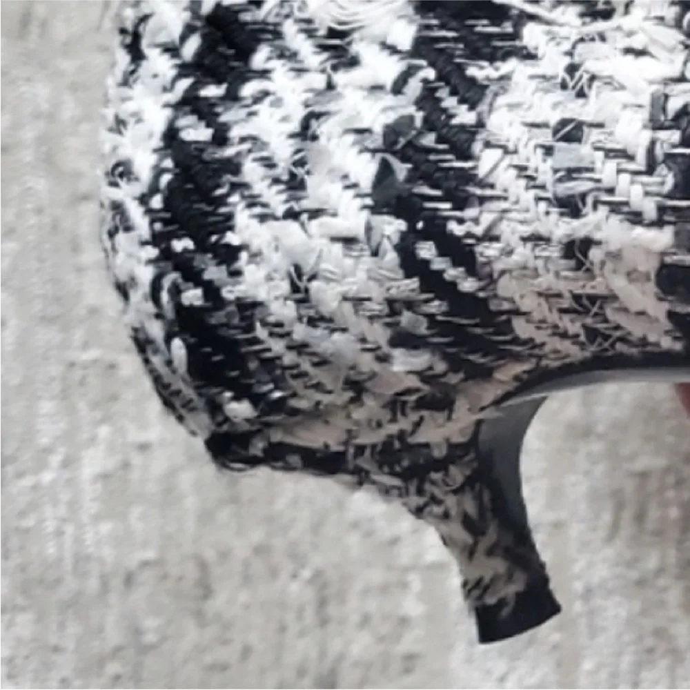 $1,129 Balenciaga Black and White Heels with Chic Tweed Design - Picture 5 of 12
